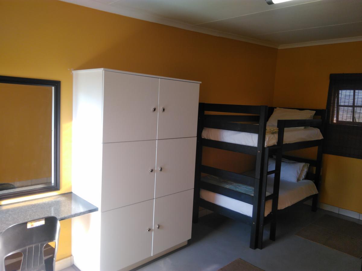 Backpackers Connection @ Jnb Airport Hostel เบโนนิ ภายนอก รูปภาพ
